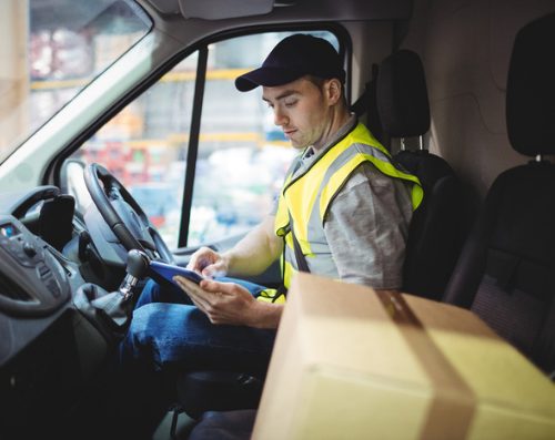 le conducteur vérifie les informations dans le van - Rimtelecom