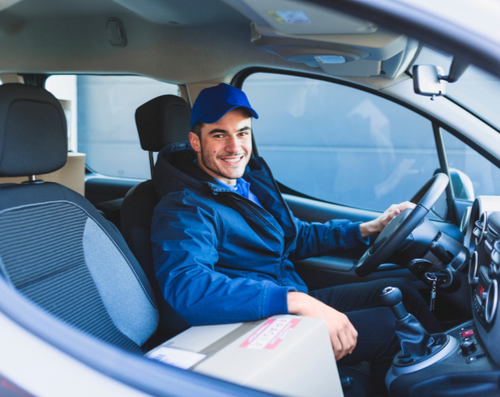 conducteur souriant  dans le van - Rimtelecom