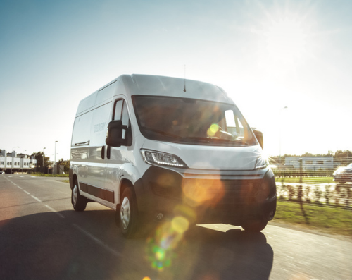 camionnette blanche sur la route - Rimtelecom